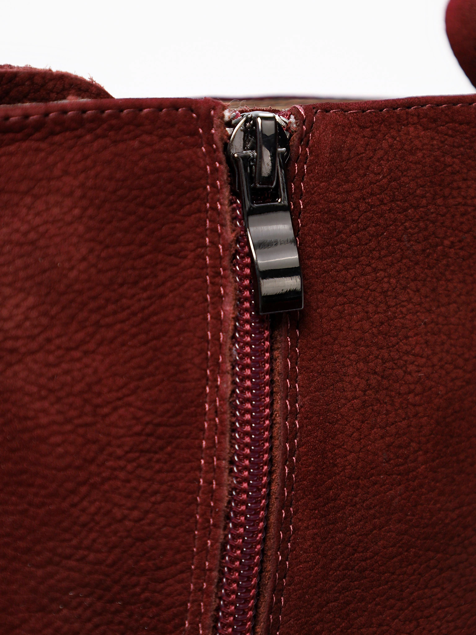 Ботинки бордового цвета на рльефной подошве